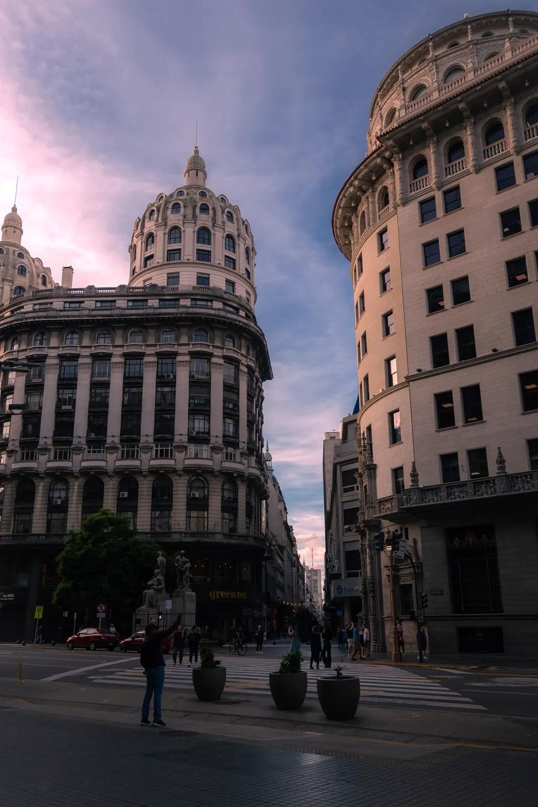 Edificios clásicos del centro porteño al atardecer. Imagen ilustrativa de stock.